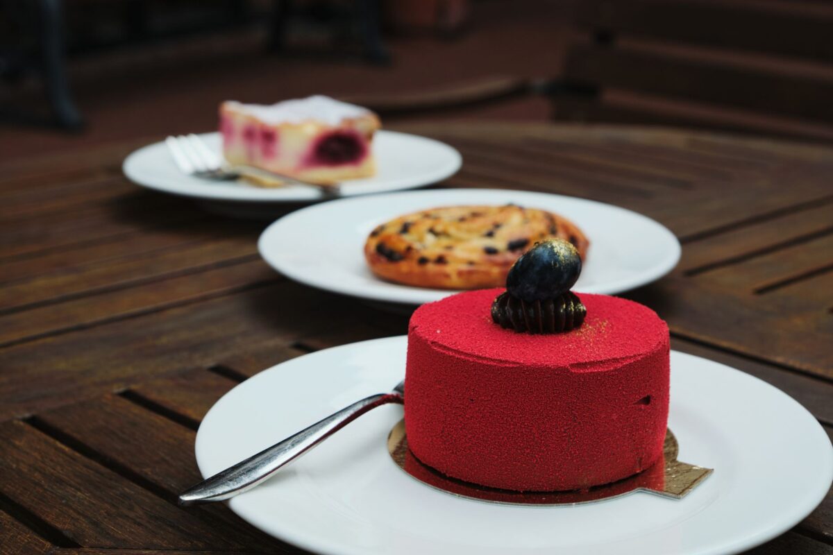 Mercotte : son nouveau livre chez Larousse, et pourquoi elle reste la papesse de la pâtisserie des Français